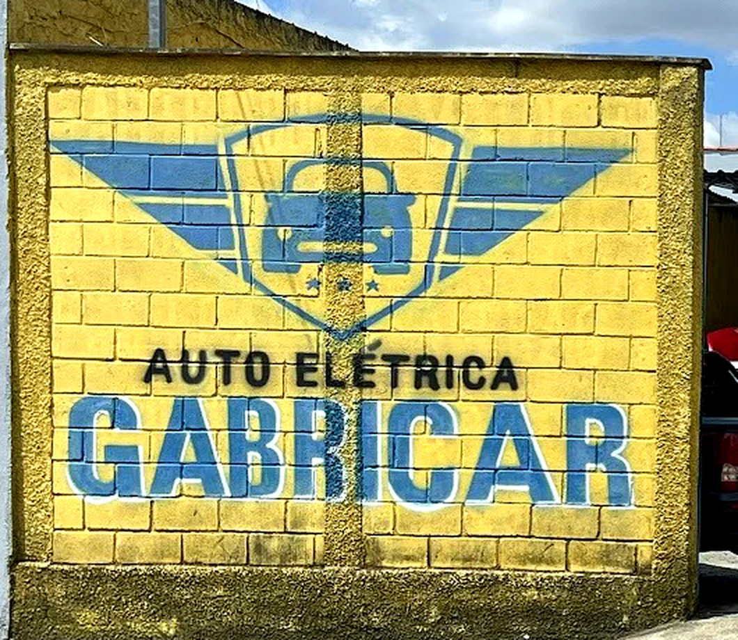 Emblema da Gabricar pintado no muro da oficina