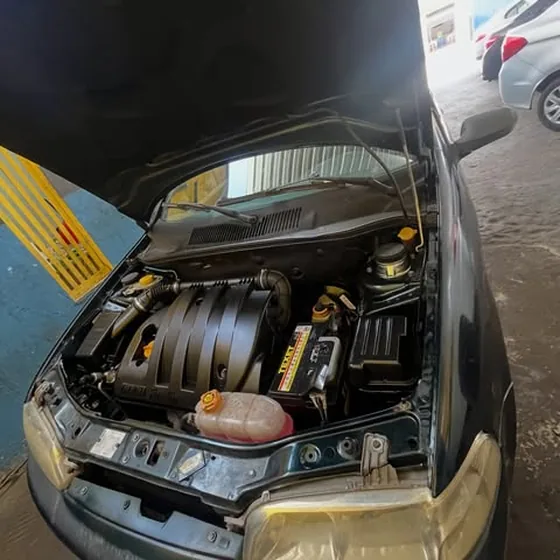 Motor aberto durante a manutenção na oficina