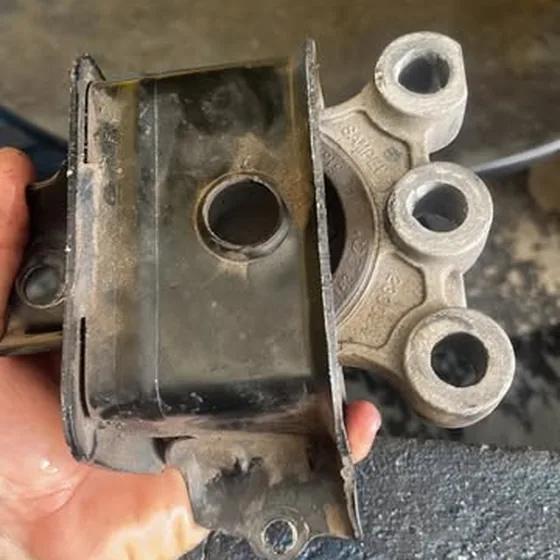Peça gasta retirada do carro, mostrada na mão