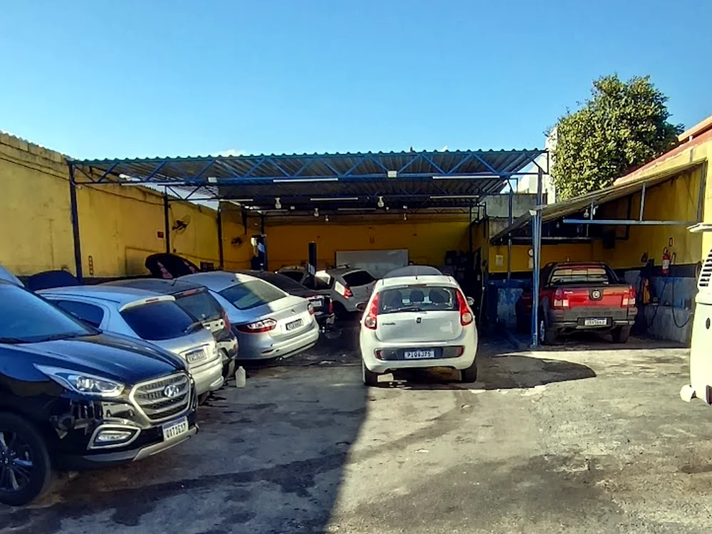 Pátio coberto da oficina com carros estacionados